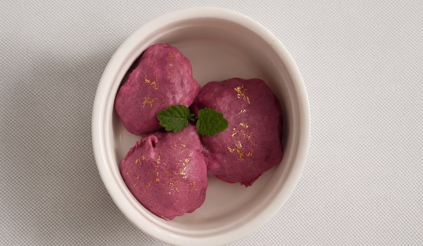 Malinové raw guličky s bielou čokoládou a s jedlým zlatom