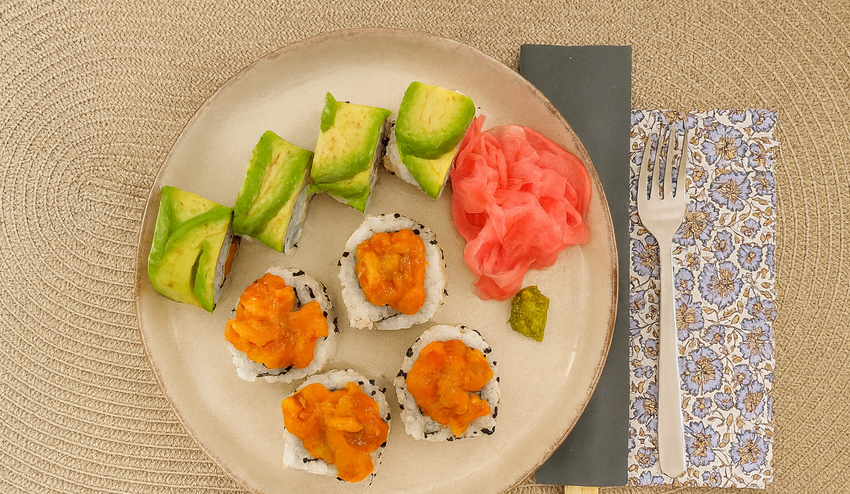 HLAVNÉ JEDLO - Uramaki plnené krevetou, mangom, uhorkou a zdobené avokádom