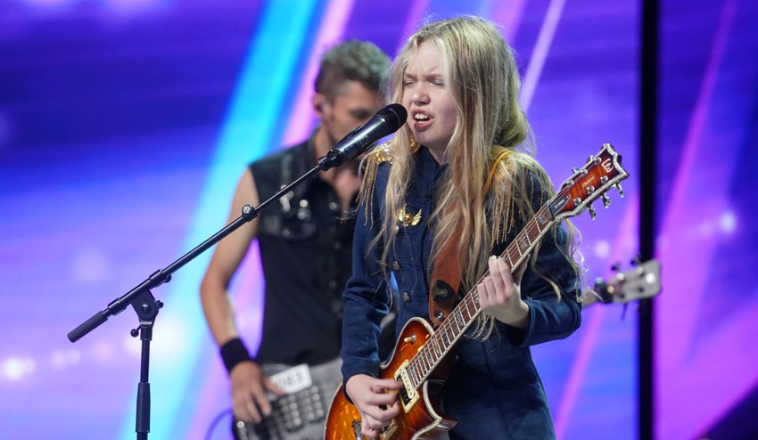 Mladučká rockerka všetkých zaskočila: Prečo rozkošná tínedžerka spievala tak temnú pieseň?