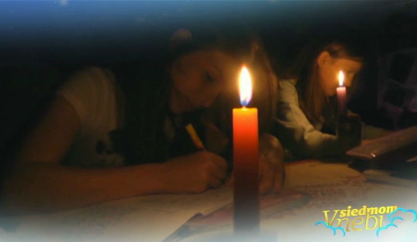 Tieto deti žijú ako v stredoveku: Domáce úlohy si píšu pri sviečkach!