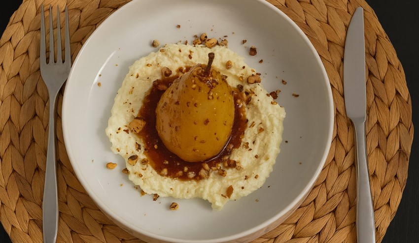 Varená hruška s mascarpone a karamelizovanými vlašskými orechami