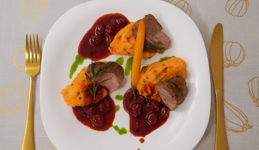 Sous-vide kačacie prsia, zemiakovo-batátové pyré a višňová omáčka s čokoládou