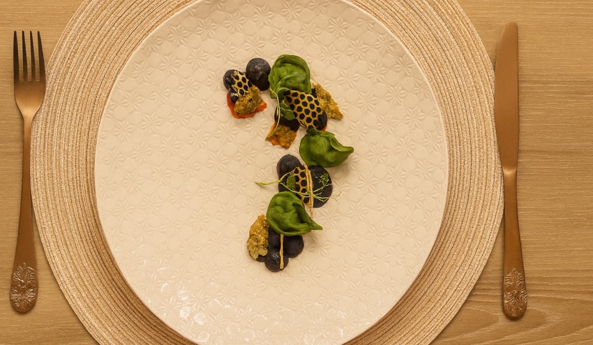 Žihľavové torteliny plnené údeným prasiatkom, zemiakové pyré, slaninový čips