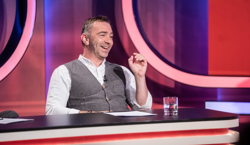 Tento politik je hotová studnica skomolenín: Vypočujte si vtip, z ktorého šli všetci do kolien!