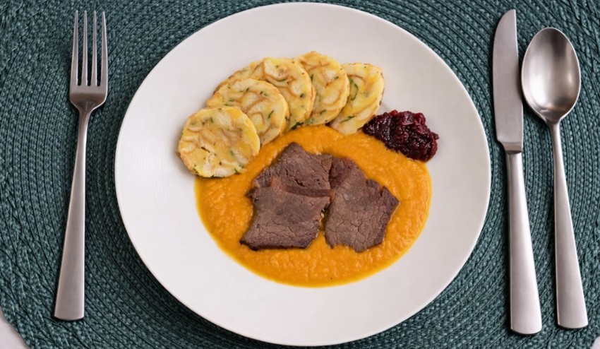 Sviečková na smotane s karlovarským knedlíkom