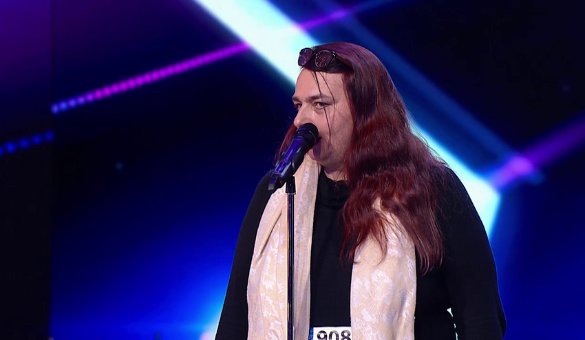 Nenápadná pani predviedla úžasný talent: Pri jej erotických básňach sa budete červenať!