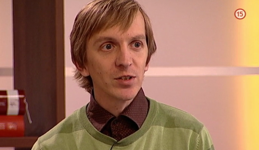 Svoju matku miluje aj po smrti, s jej popolom sa rozpráva a pozerá televízor!