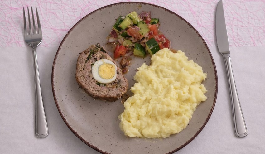 Mäsová roláda so špenátom, šampiňónmi a vajíčkom, zemiakové pyré a šalát