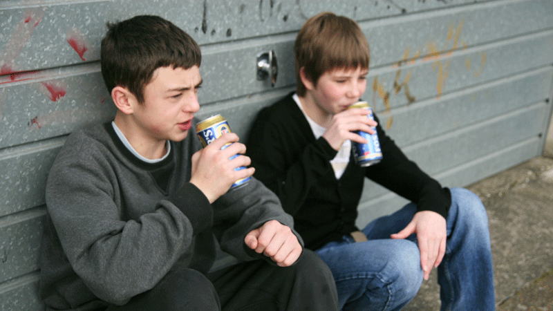 Tínedžeri a alkohol: Koľko vypijú, závisí od vás, milí rodičia!