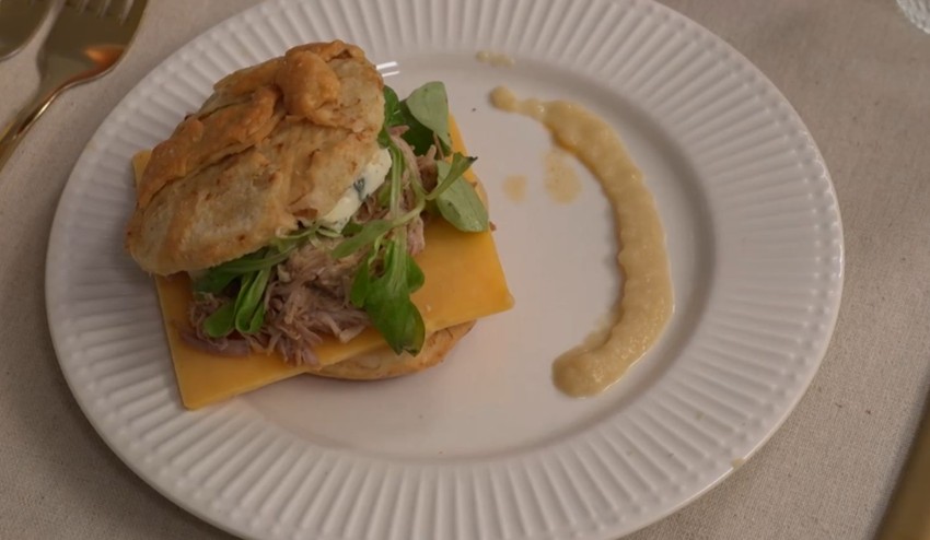 PREDJEDLO - Oškvarkový pagáč s trhaným bravčovým mäsom