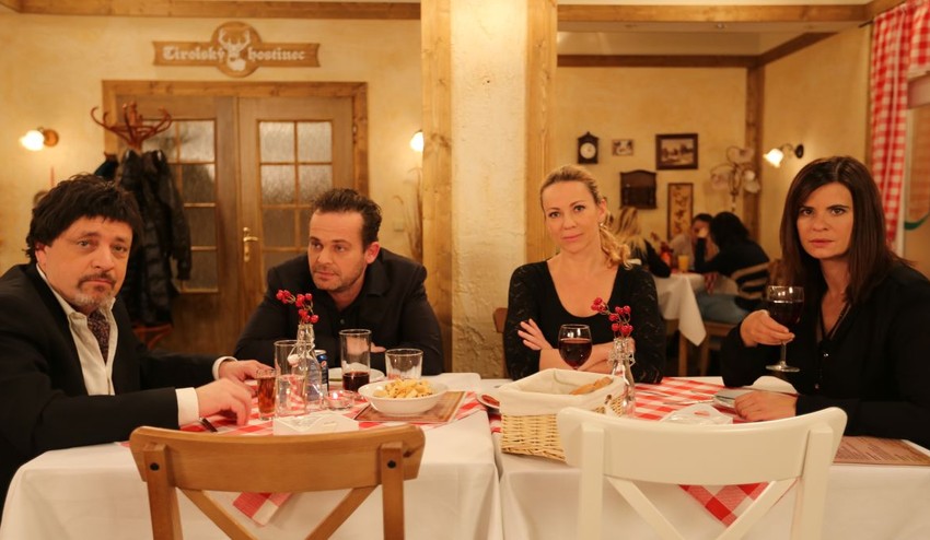 Pili tvrdý alkohol a víno? Vieme, čo mali herci z Paneláku vo svojich pohároch!