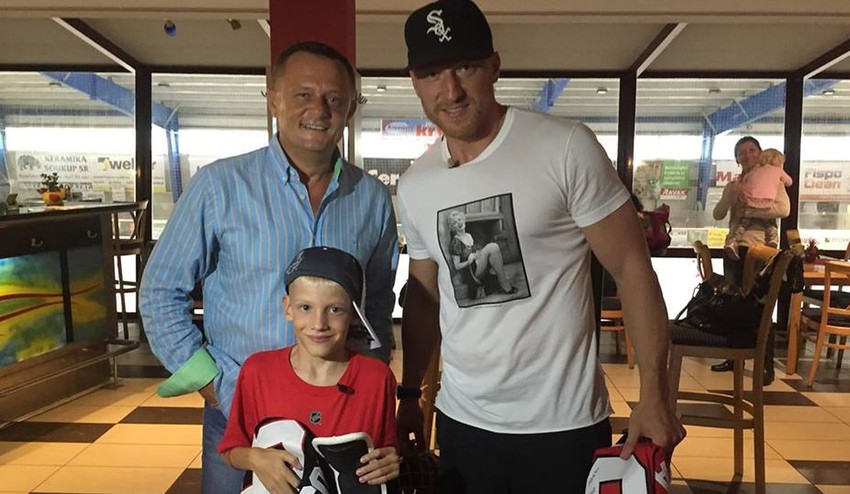 Stretnutie, ktoré vás dostane: Hokejová hviezda Marián Hossa sa odovzdá do rúk malému Maxovi!