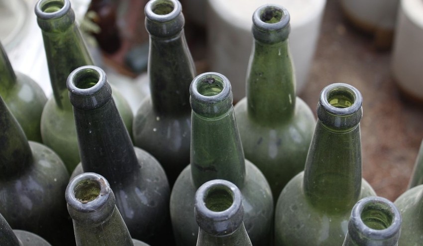 Šikovný kutil vzal vínové fľaše a urobil z nich umelecké dielo: Budete fascinovaní!