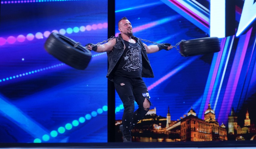 Ako mu toto napadlo? Pohľadný silák všetkých prekvapil žonglovaním s pneumatikami!