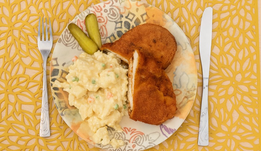 Kuracia kapsa plnená cheddarom a majonézový šalát