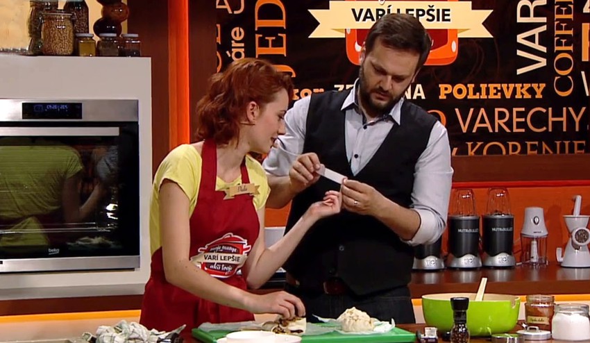 S krvavým prstom a hygienou sa nebabrala: Z mäsových kapsičiek vykúzlila krvavničky!