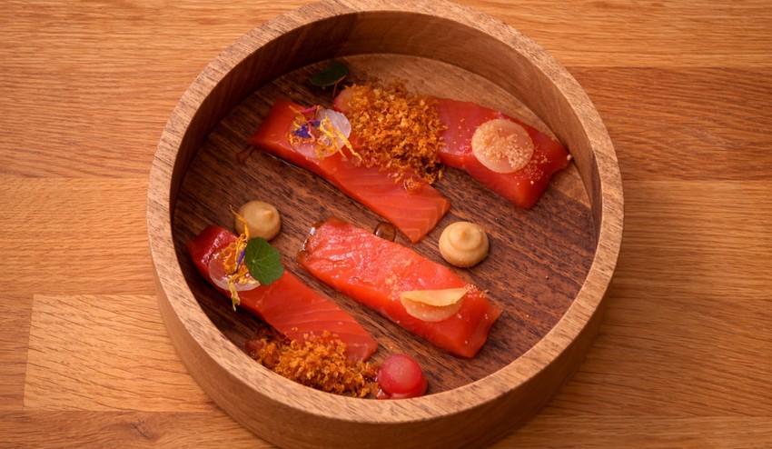 Údený pstruh s emulziou z fermentovaného zeleru a zelerovým crumble