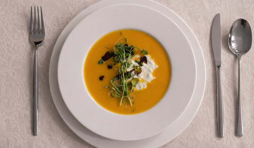 Tekvicová polievka so stracciatellou a tekvicovými semiačkami