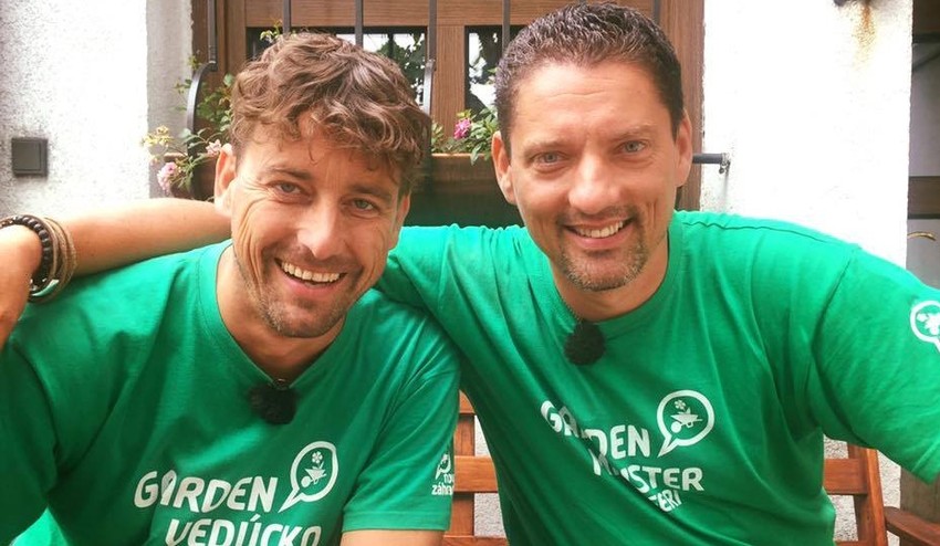 Skvelé osvieženie na leto: Urobte si domáci bazový sirup podľa chlapcov z Novej záhrady!