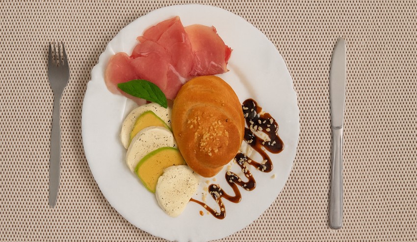 Obložené kysnuté cesnakové rolády