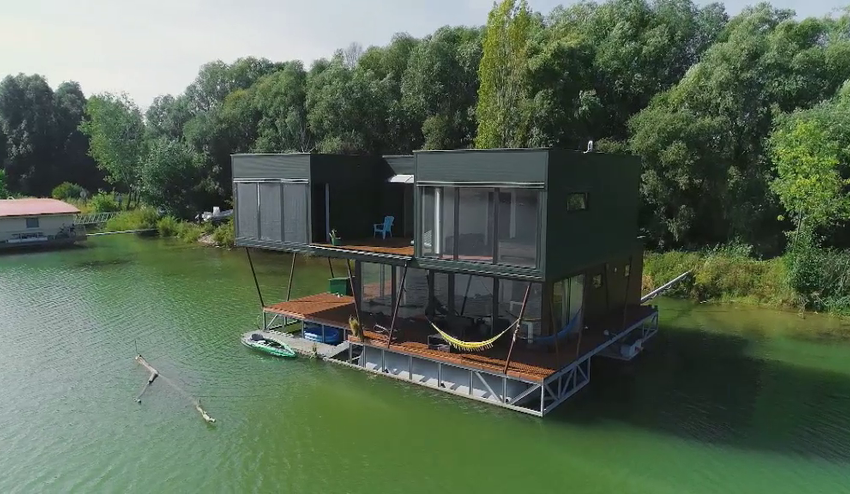 Jedinečné bývanie na vode: Priestranný houseboat si vás okamžite získa!