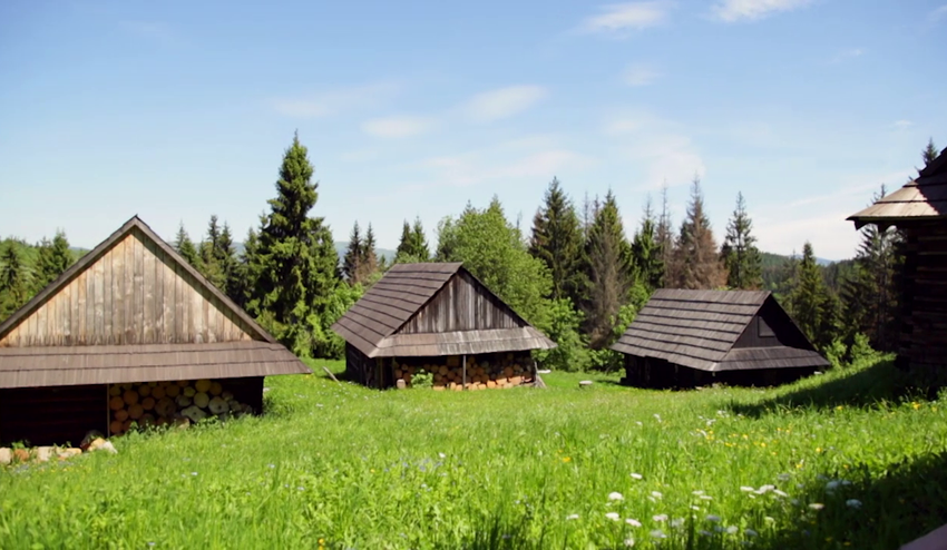 Boli študenti a už ratovali časť kultúrneho dedičstva: Ktorí herci zachránili tieto chalupy?