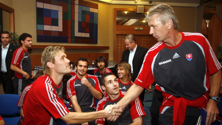 Tréner slovenskej futbalovej reprezentácie Ján Kocian (vpravo) víta hráčov na reprezentačnom zraze. Bratislava, 4. september 2007.