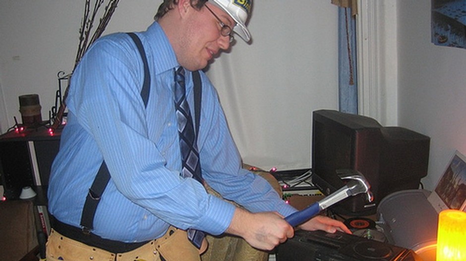 muz, kladivo, naradie, oprava radia