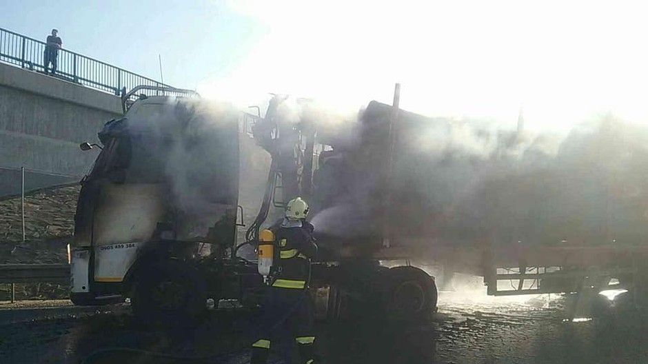 Na ceste R1 zachvátili plamene kamión, náves bol plne naložený drevom