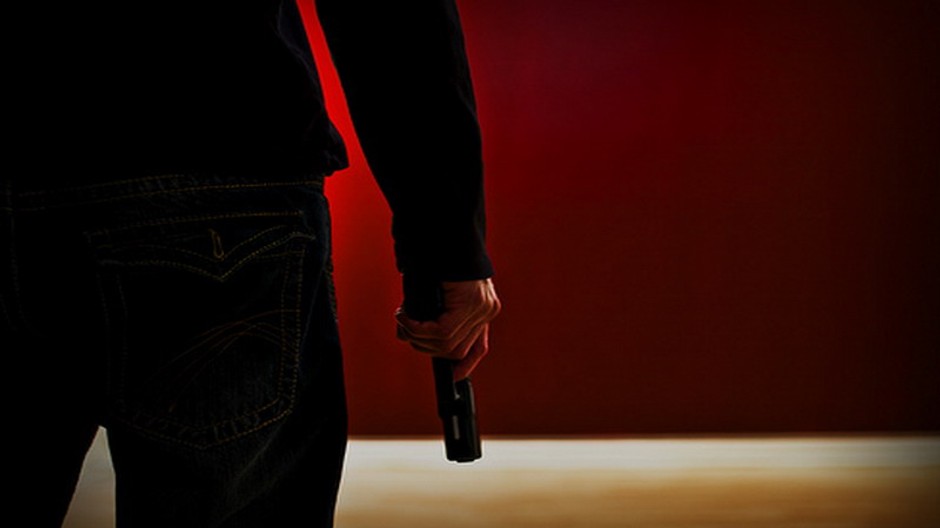 muz-zbran-v-ruke-mieri-k-zemi