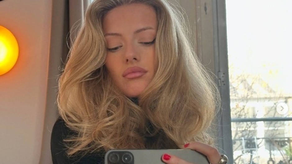 Emma Jean Clarke vlasy