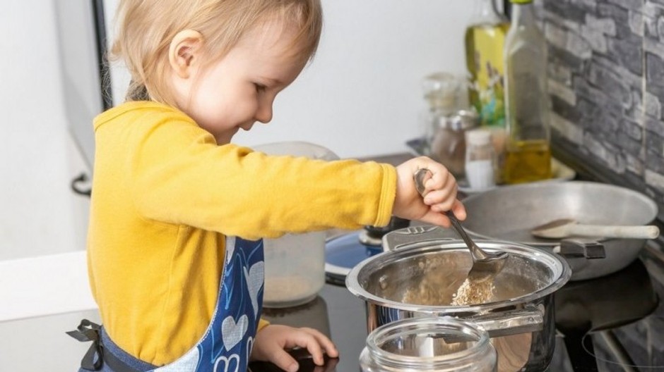 dieťa varí