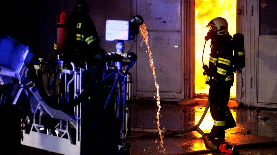 Požiar oheň plamene sklady Bratislava hasiči