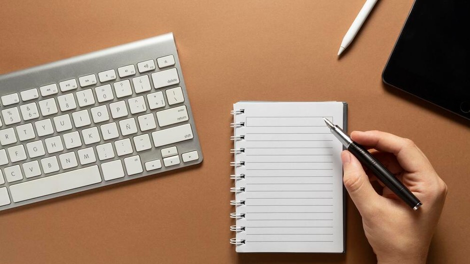 minimalistic-home-desk-design 