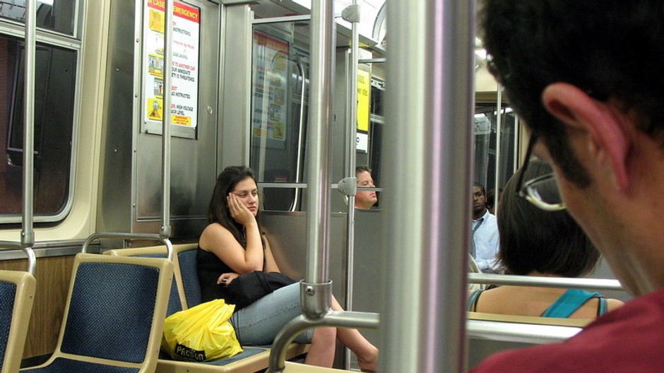 cestujúci sedia vo vlaku