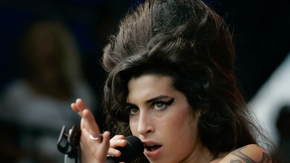 Amy Winehouse  pri mikrofóne
