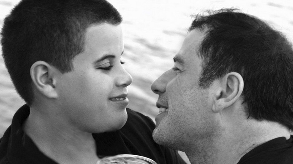 John Travolta so synom