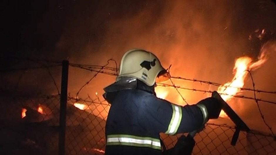 požiarnik hasí oheň