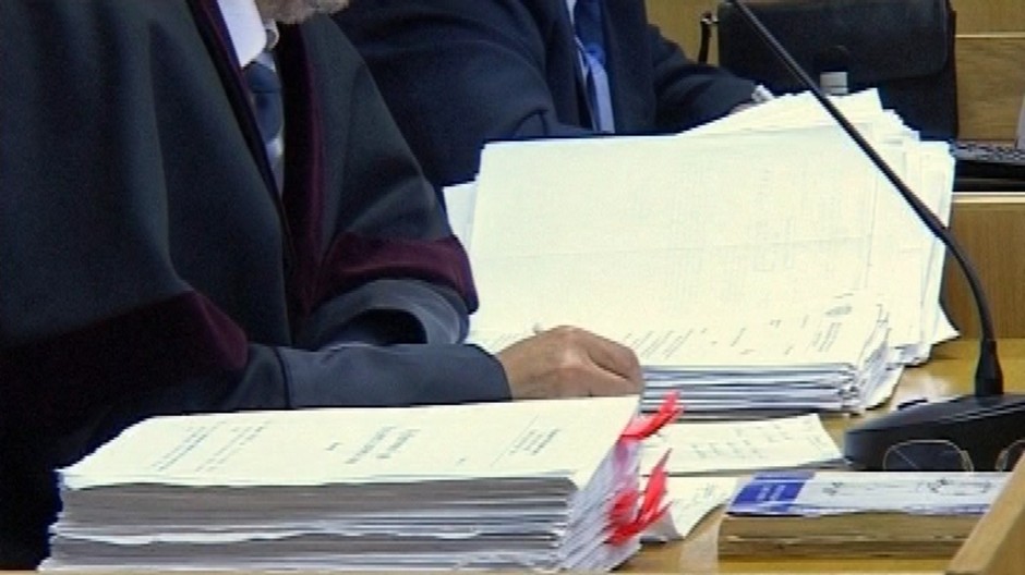 sudca ruka a plno papierov