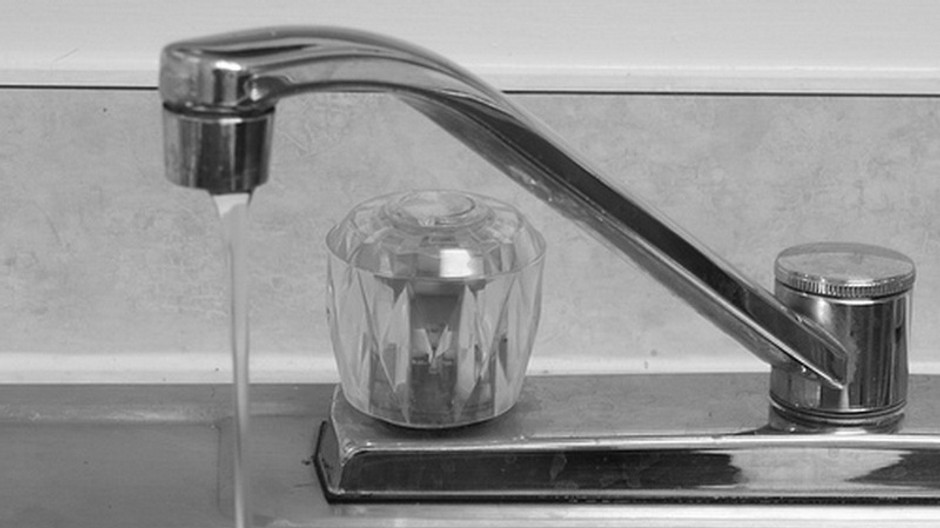 Z vodovodného kohútika tečie voda