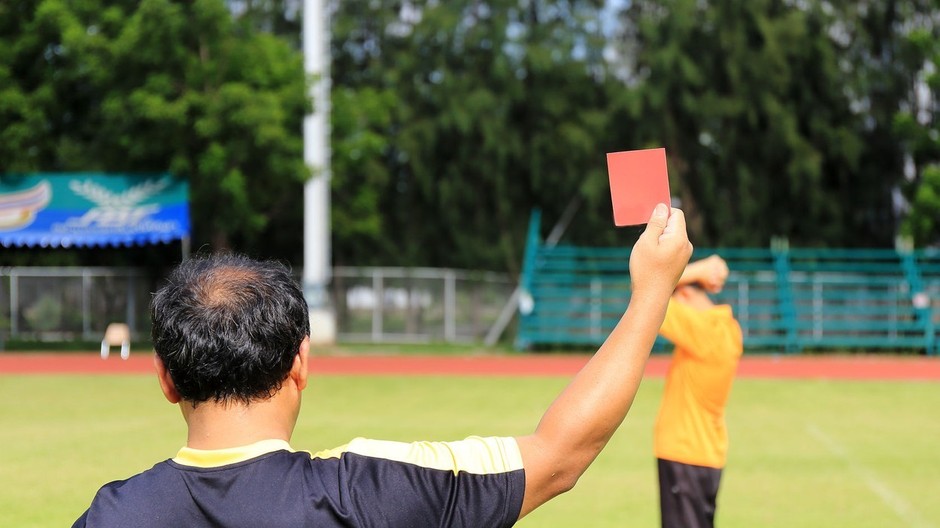 Rozhodca, červená karta, futbalista.jpg