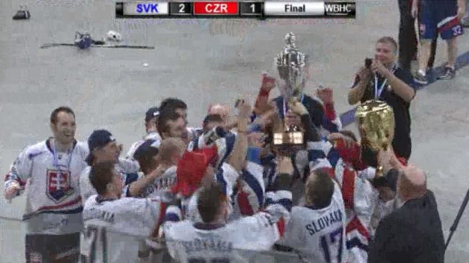 radost hokejbalistov s trofejou majstrov sveta