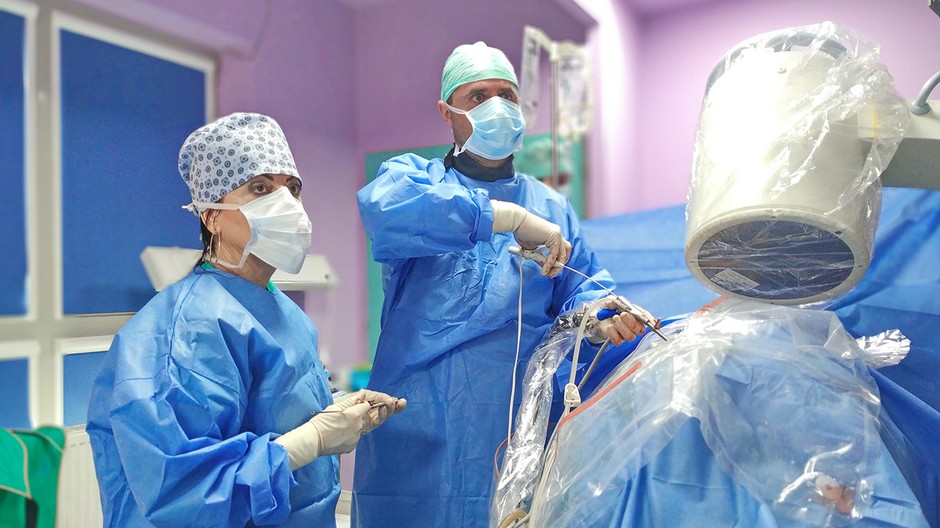 Unikátny viacetážový endoskopický výkon na chrbtici vykonal operačný tím pod vedením MUDr. Róberta Rapčana, PhD., MBA, FIPP.