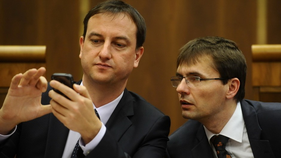 Daniel Krajcer v parlamente s mobilom