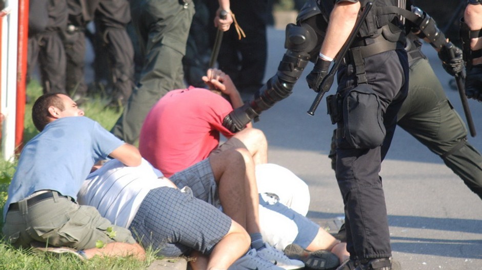 fanusikovia na zemi policajt pri nich