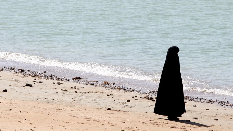 Ropa_Irán_žena zahalená pri mori_ilustračné foto