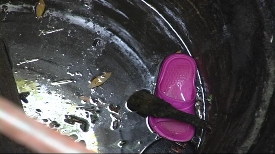 mrtva matka v studni topanka fialova