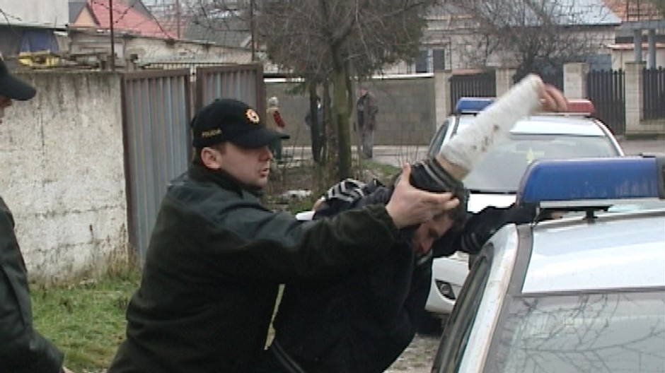 autickar chyteny-policajti ho zatykaju