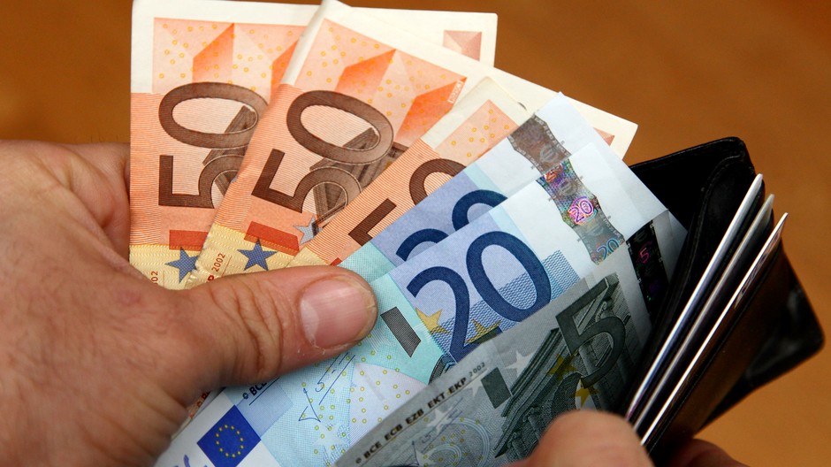 peniaze eurá peňaženka ilustračné foto