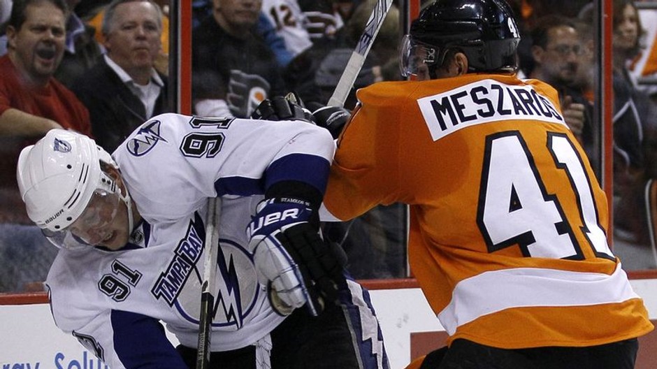 Slovenský hokejista Andrej Meszároš z Philadelpie v zápase proti Tampe Bay